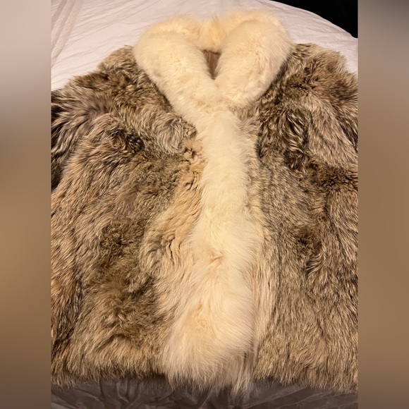 Luxurious Fur Coat - Picture 3 of 6
